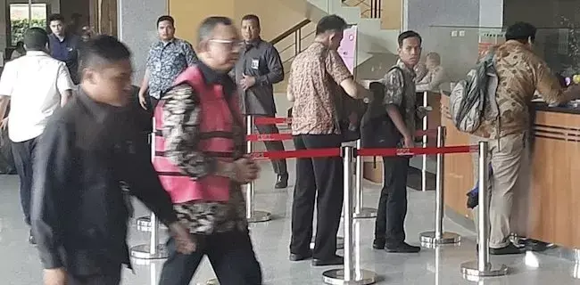 Berompi Merah Muda, Eks Dirut Jiwasraya Jalani Pemeriksaan Di KPK