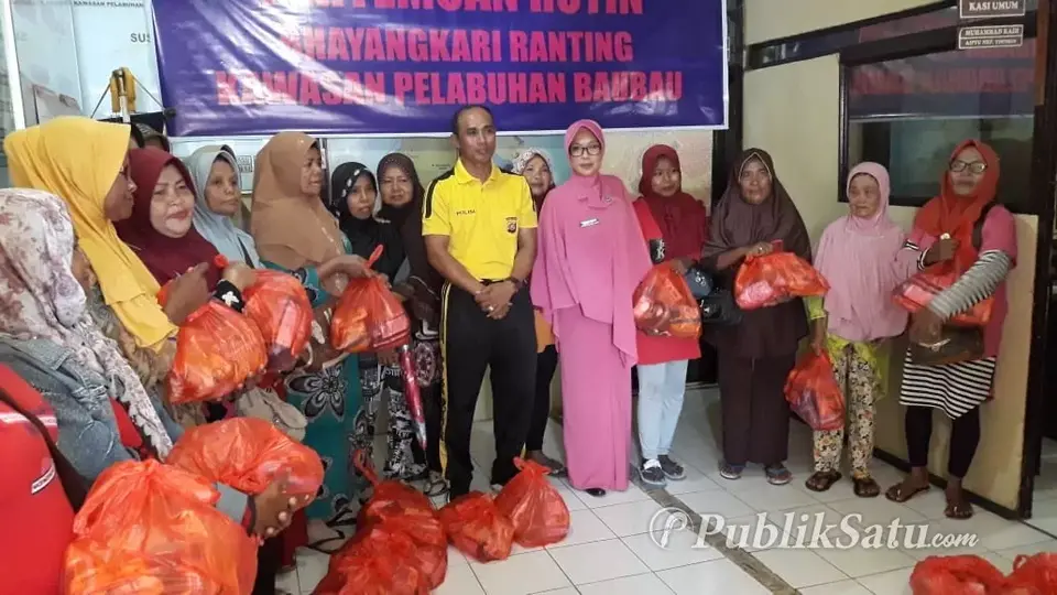 Jalin Silaturahmi, Polsek Kawasan Pelabuhan Baubau Salurkan Sembako Kepada Pedagang Asongan