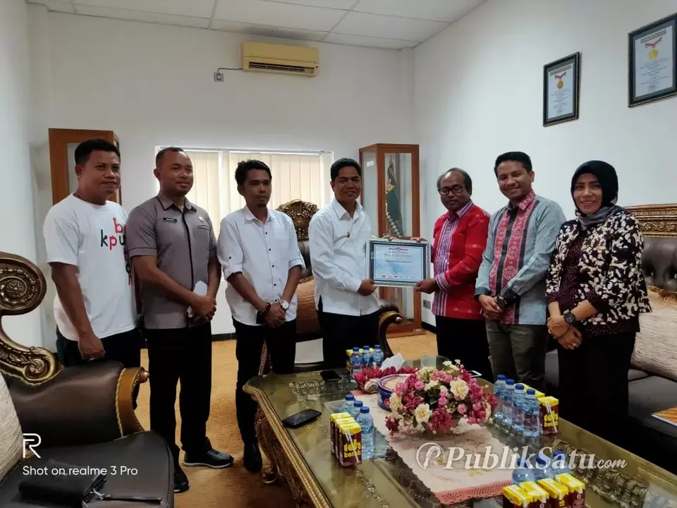 Sukseskan Pemilu, La Bakry Terima Penghargaan dari KPU