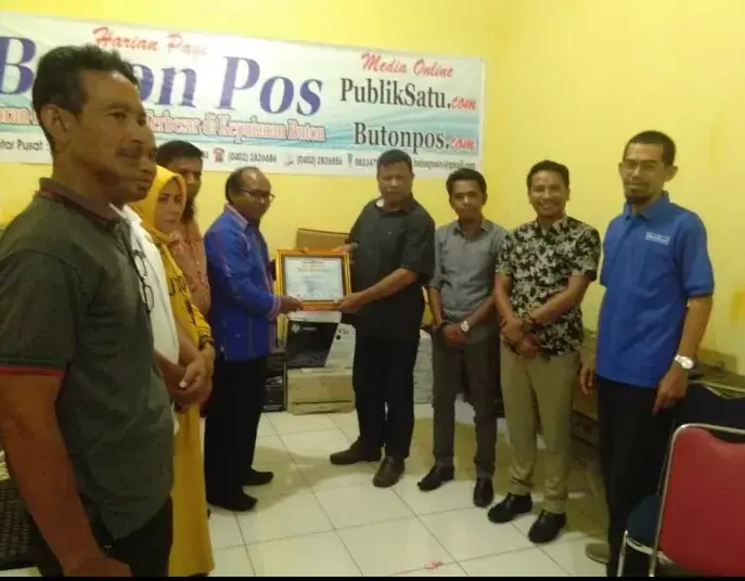 Buton Pos Terima Penghargaan dari KPU