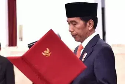 Jokowi Lantik Daniel Yusmic Pancastaki Foekh Sebagai Hakim MK Yang Baru
