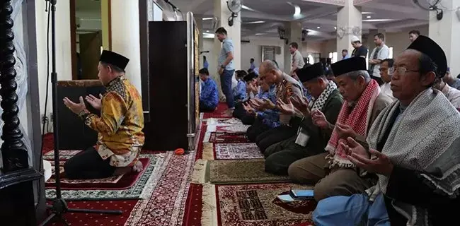 Pimpin Shalat, Tito Karnavian Jadi Tauladan Di Kemendagri