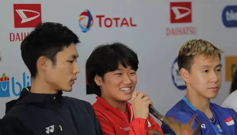 An Se Young pun Tersenyum Duduk Diapit Marcus Fernaldi dan Chou Tien Chen