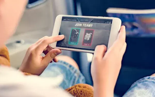 Tips Mengatasi Mual di mobil Akibat Main Gadget