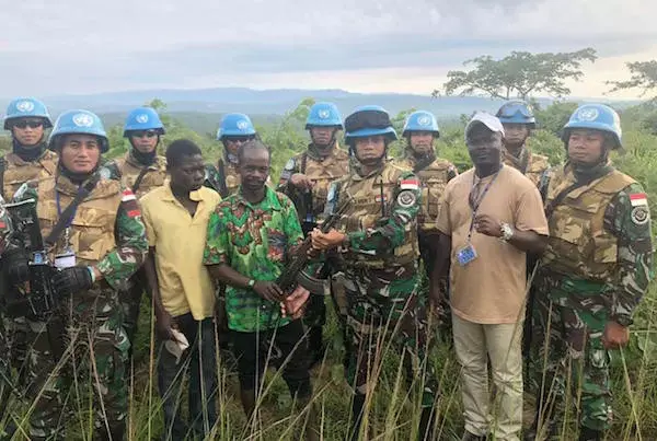 Seorang Milisi Kongo Serahkan Senjata Kepada Satgas TNI