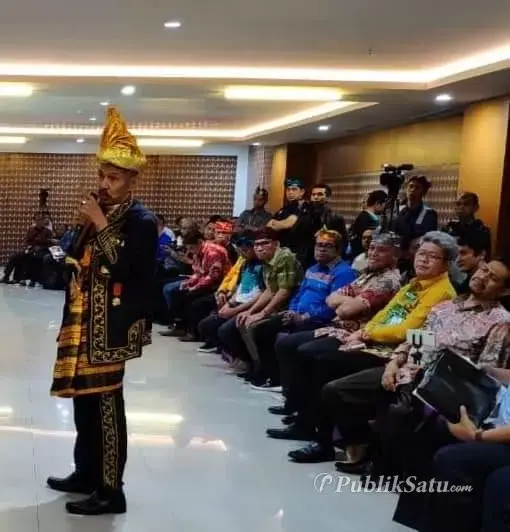 Tamrin Beber Budaya Buton di Hadapan Menteri PMK