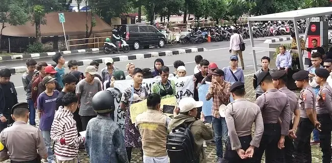 Pakai Bra Dan Daster, Demonstran Anggap KPK Melempem Atasi Harun Masiku