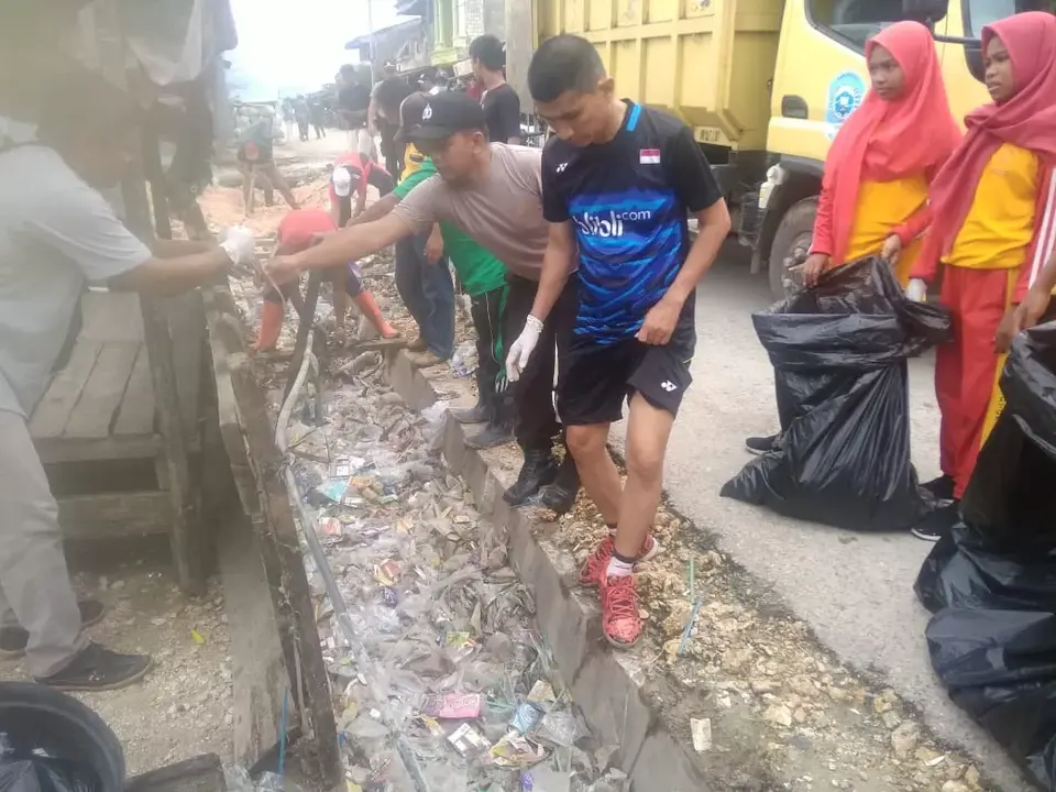 IPPMAL-KDI Turun Aksi, Satu Ton Sampah Pasar dan Dermaga Lombe Disapu Bersih
