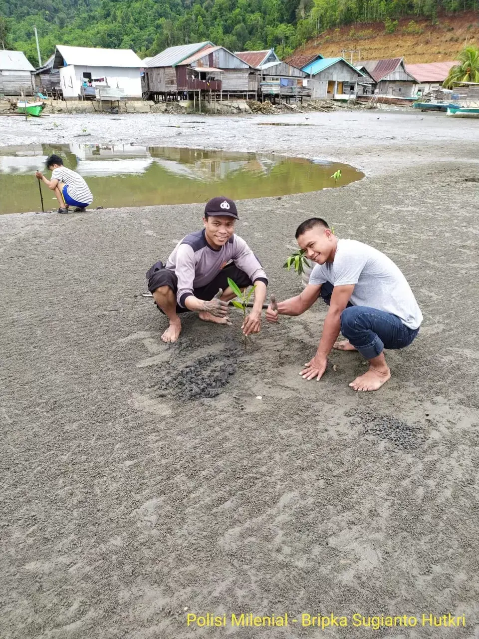 Polsek Wolo Kembali "Hijaukan" Pesisir Labuan Bajo