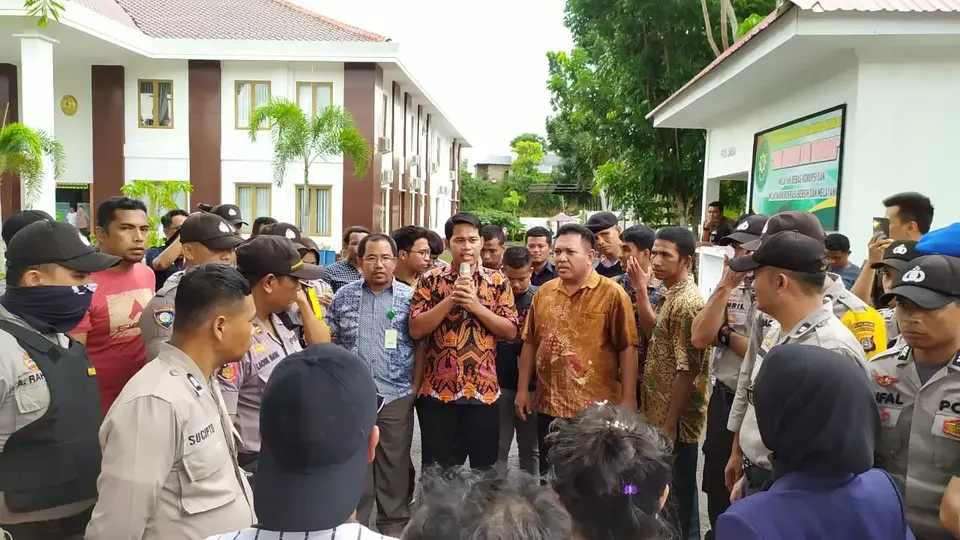 Massa Geruduk Kejari dan PN Pasarwajo Minta Wartawan Sadli Dibebaskan