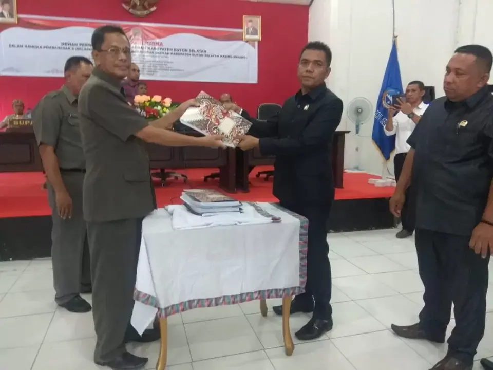 Pemkab Busel Ajukan Delapan Raperda