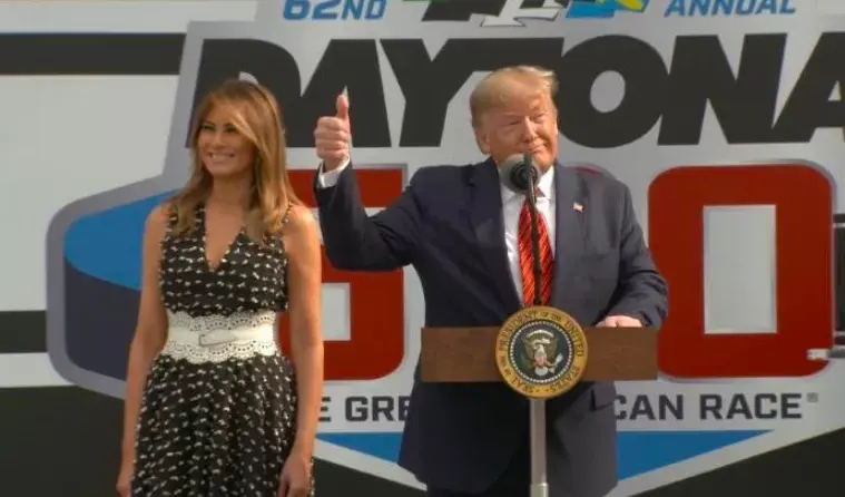 Donald Trump Jajal Sirkuit Balap Daytona 500 Bersama Melania