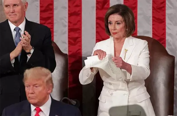 Nancy Pelosi Sobek Salinan Pidato Donald Trump