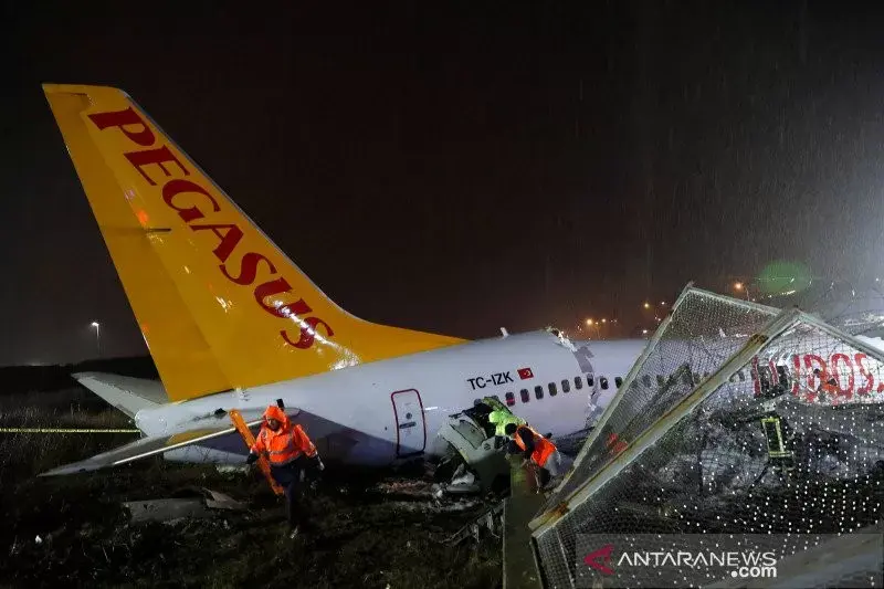 Pesawat Pegasus Air Tergelincir di Istanbul