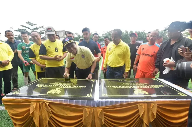 Menpora Tandatangani Prasasti Upik Mini Soccer dan Green Yakin Soccer Kalsel