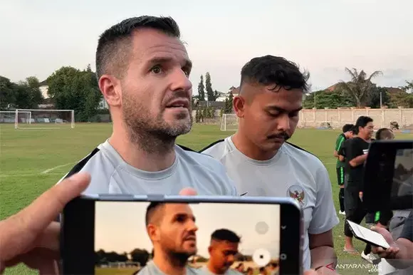 Simon McMenemy dan Fakhri Husaini Kejar Lisensi AFC Pro