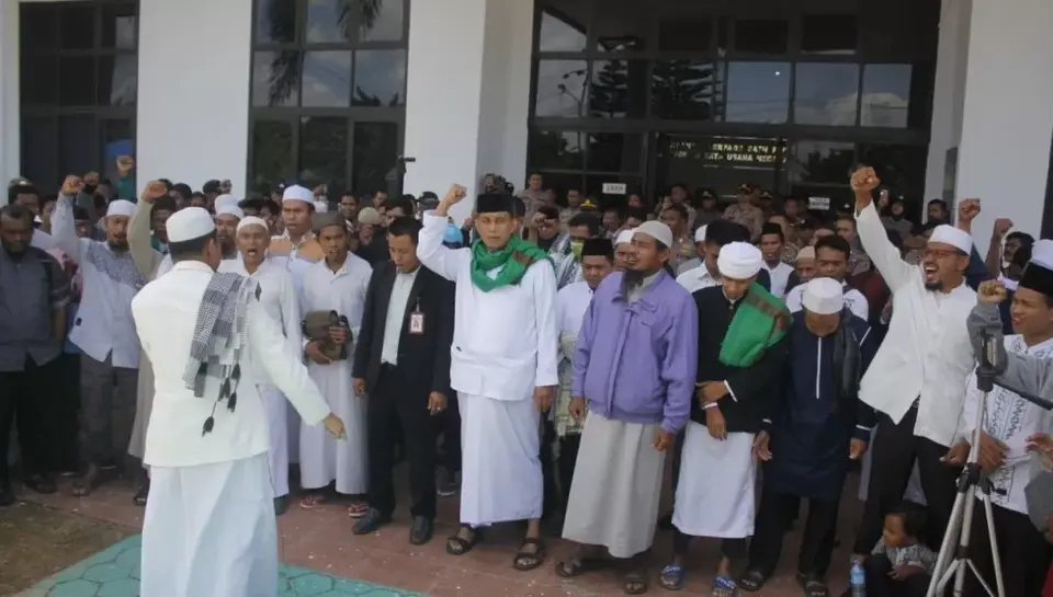 IAIN Kendari Menang di PTUN, Pendukung Hikma Sanggala Sujud Syukur