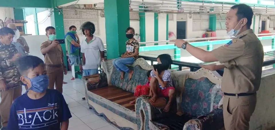 Pimpin Penyemprotan Disinfektan, Camat Kolaka Ingatkan Warga Soal Corona