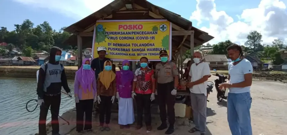 Polsek dan Puskesmas Sangia Wambulu Cegah Corona , Penumpang Pelabuhan Tolandona Disemprot Disinfektan