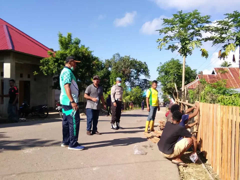 Lawan Corona, Warga Desa Doda Bahari Berjemur Sembari Kerja Bakti