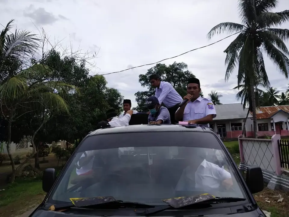 Waspada Covid-19, Pemdes dan Pemuda Desa Lagundi Ingatkan Warga