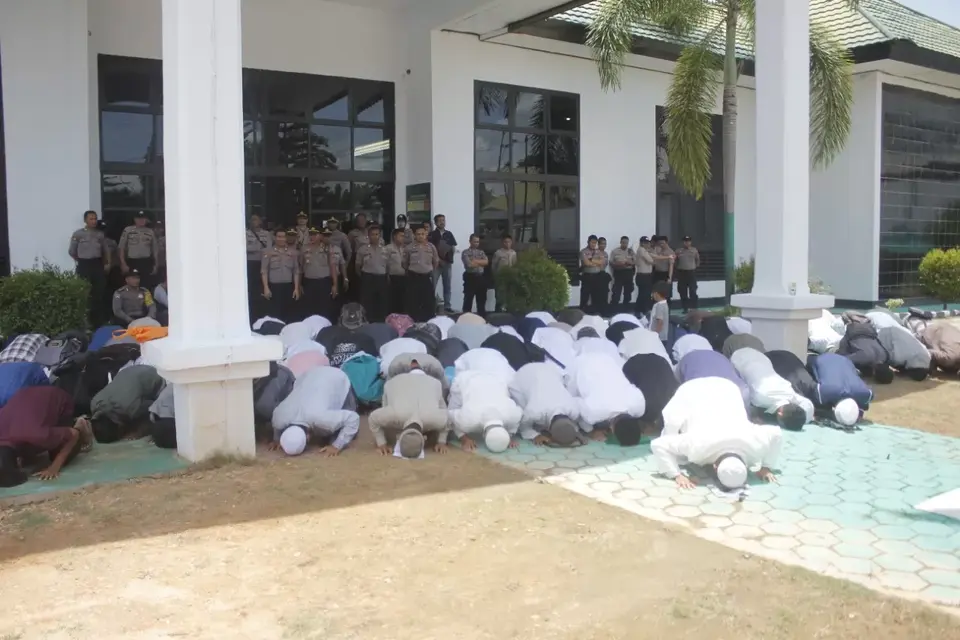 Gugatan Hikma Sanggala Ditolak, Puluhan Muballigh Sujud Syukur