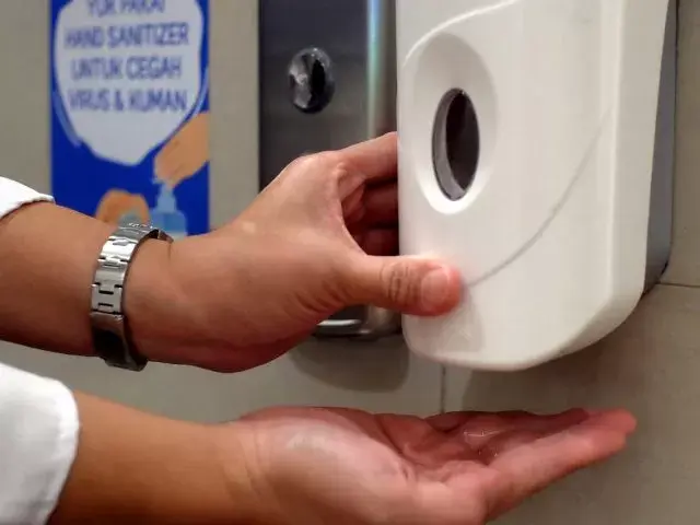 Pusat Perbelanjaan Disemprot Disinfektan Untuk Mencegah Virus Korona,