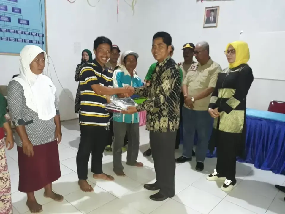 Bupati La Bakry Beri Bantuan Sosial Korban Puting Beliung di Wajah Jaya