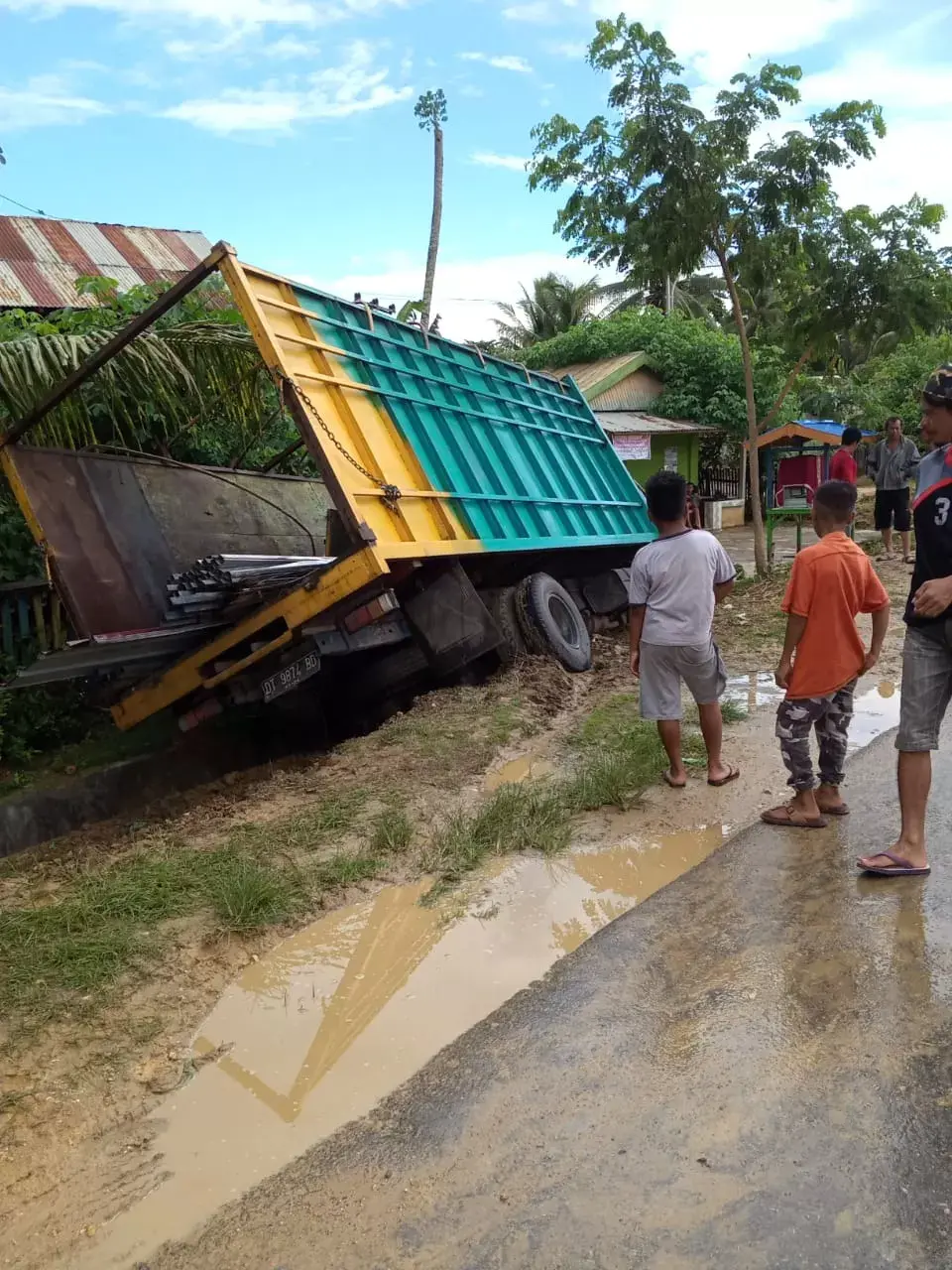 Hindari Tabrakan, Sebuah Truk Masuk Selokan