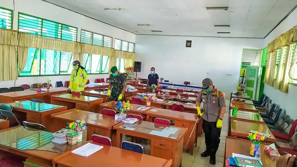 Polres Baubau dan Kodim 1413/Buton Lakukan Penyemprotan Disinfektan di Sekolah