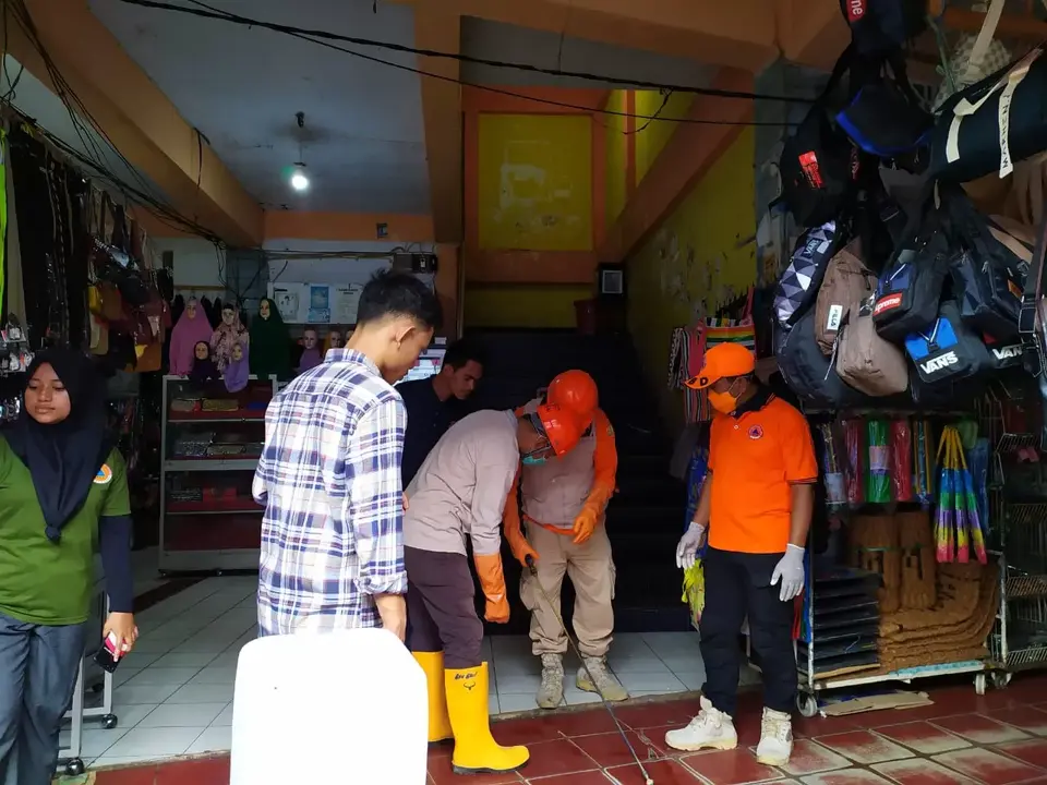 Pusat Perbelanjaan di Baubau Disemprot Disinfektan