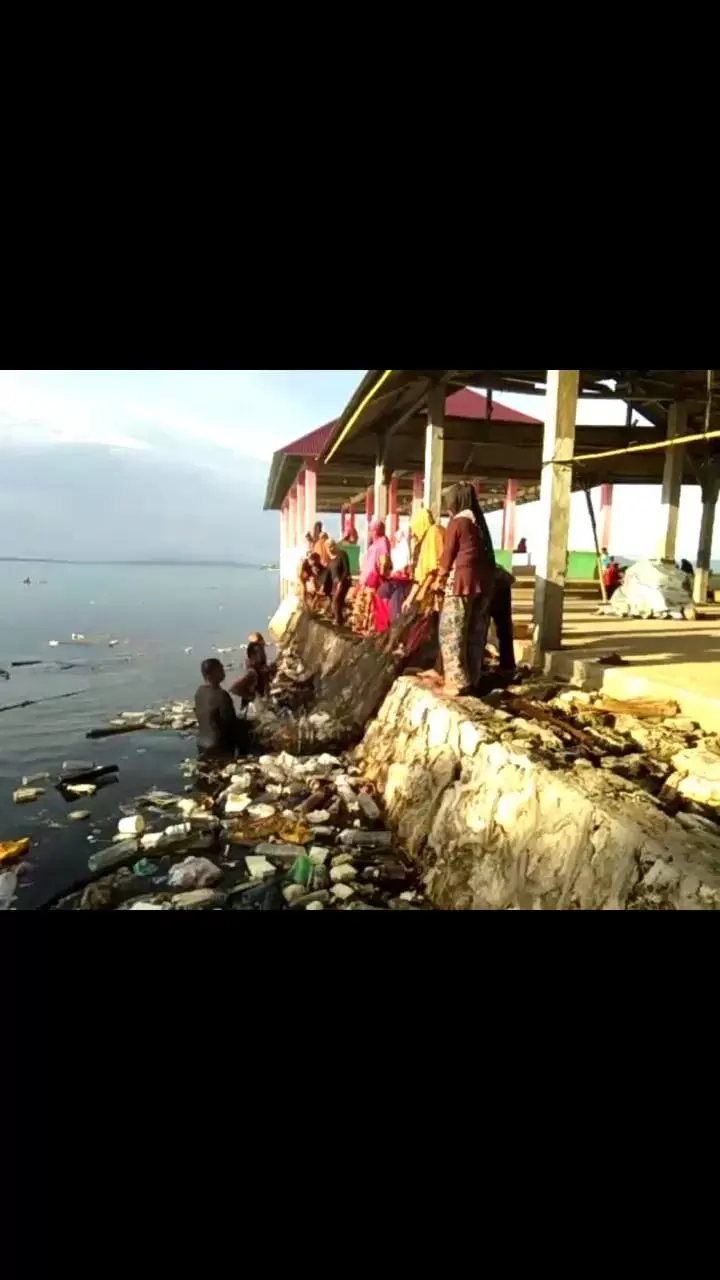 Warga Siompu Bersihkan Sampah di Pelabuhan