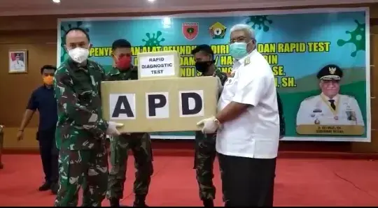 Sultra Dapat Tambahan Logistik Corona, Pangdam Hasanuddin Serahkan 2000 APD dan 600 Rapid Test