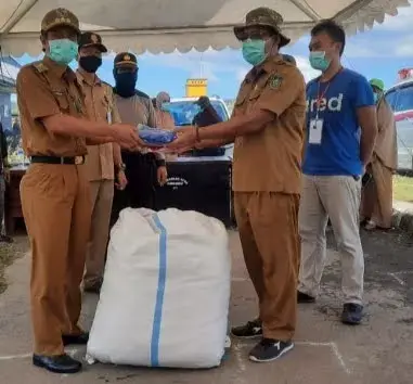 Bupati Konkep Bagikan Masker Gratis