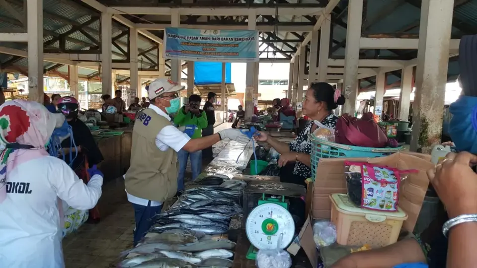Satgas Covid-19 Bombana Bagi Masker di Pasar, Tafdil Pimpin Regu