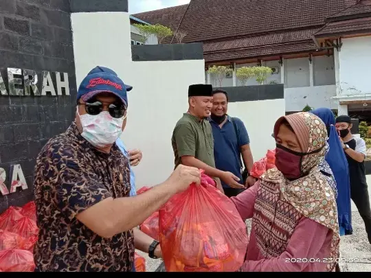 Komisi III DPRD Sultra Bagikan Sembako ke Warga Kurang Mampu
