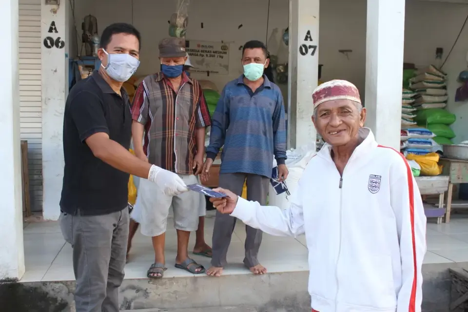 Cegah Penyebaran Covid-19, IAKMI dan BKKBN Bagikan Masker ke Pedagang