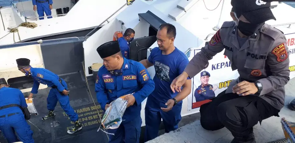 Ditpolairud Polda Sultra Bagi 200 Sembako Kepada Nelayan