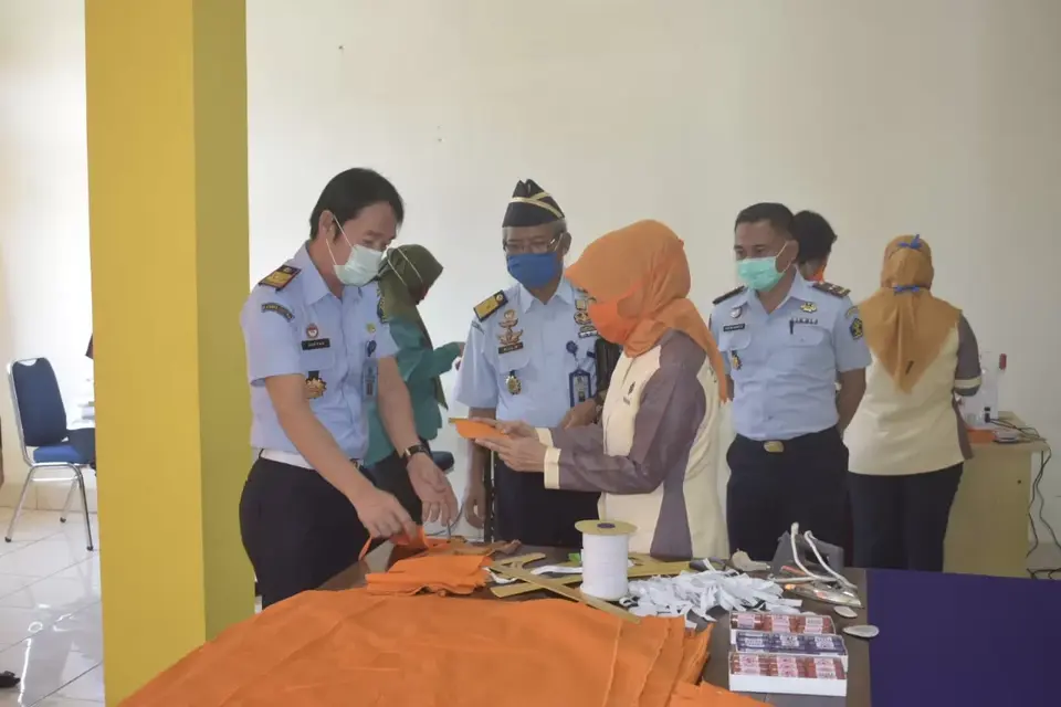 BPP Kendari Serahkan Ratusan Masker dan Disinfektan ke Kanwil Kemenkumham
