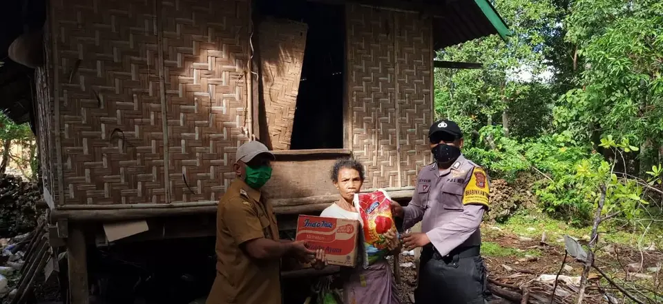 Polsek Sangia Wambulu Salurkan Sembako pada Warga Kurang Mampu