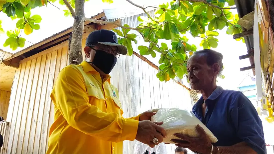 Bantu Warga Kurang Mampu, Golkar Wakatobi Salurkan 15 Ribu Karung Beras