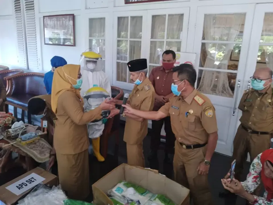 Pejabat Pemkot Baubau Serahkan APD Tenaga Medis Hasil Patungan
