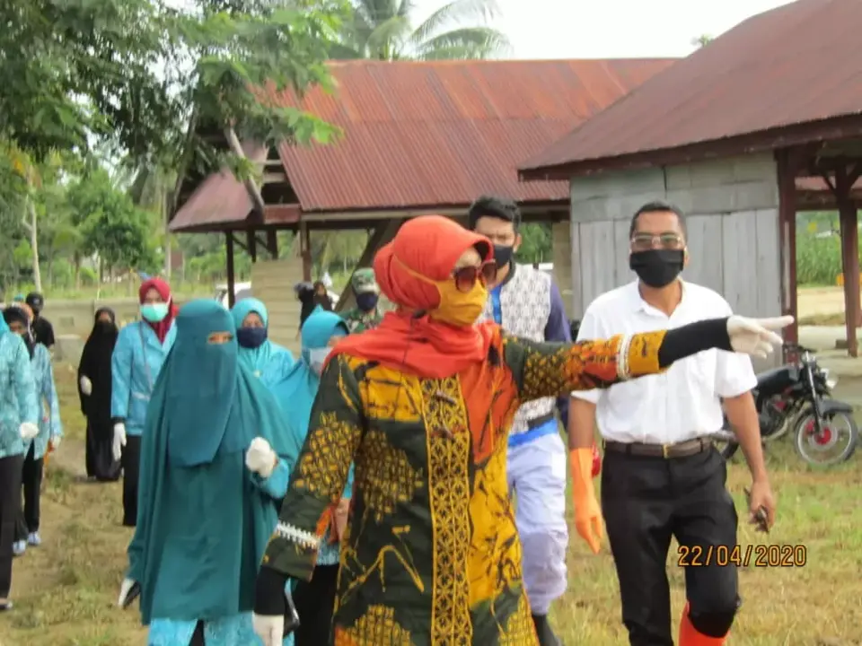 TP PKK Muna Barat Turun Langsung Bagikan Masker Gratis ke Masyarakat