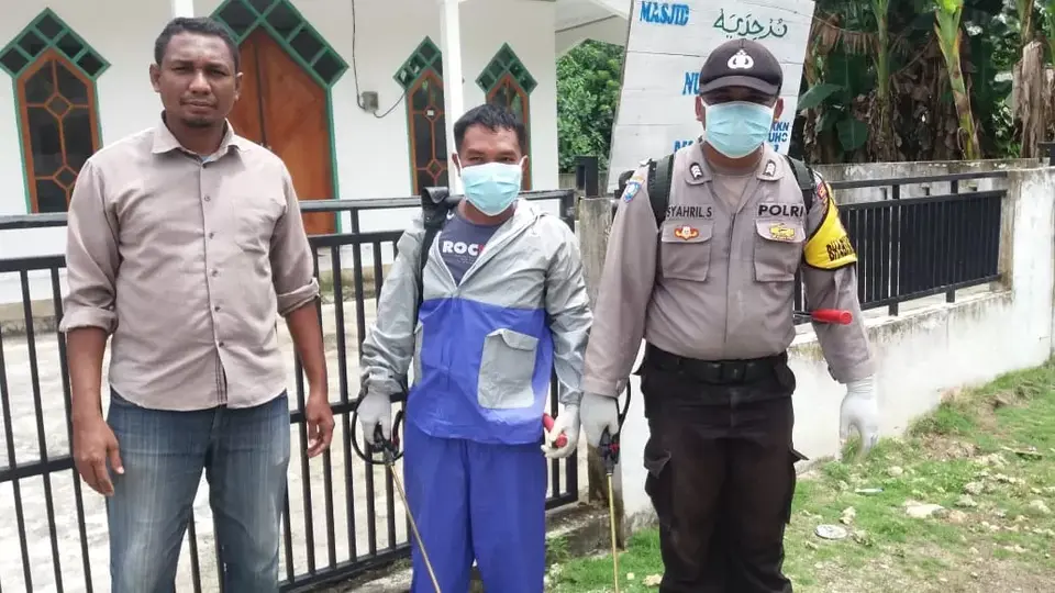 Cegah Covid-19, Puskesmas dan Pospol Kambowa Semprot Disinfektan