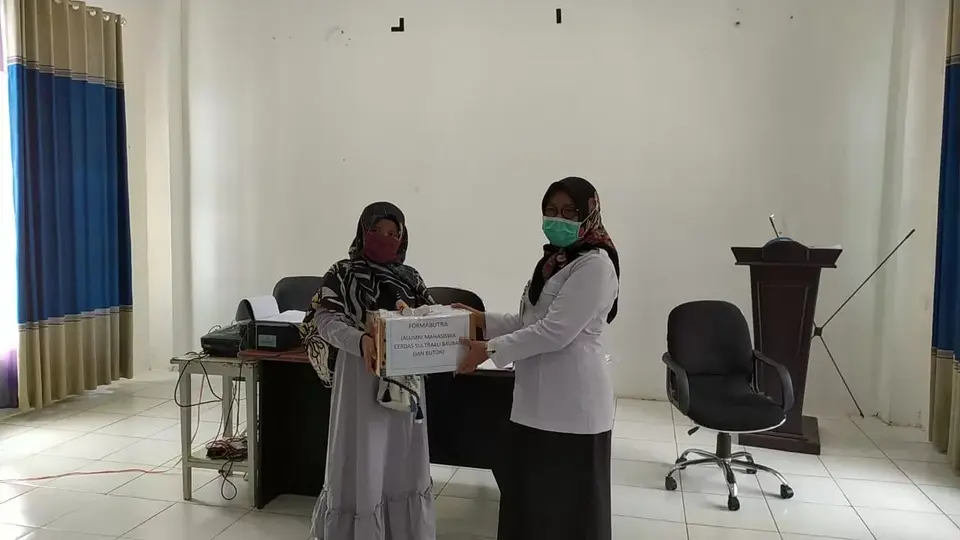 Alumni Mahasiswa Semarang di Baubau Bagikan Hand Sanitizer ke RSUD Baubau