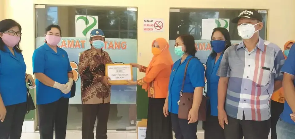 Wanita Katolik Sumbangkan APD dan Suplemen untuk Tenaga Kesehatan di Kolaka