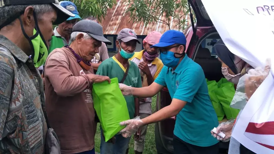 MPI dan PCI Baubau Bagikan Sembako ke Tukang Becak dan Gerobak