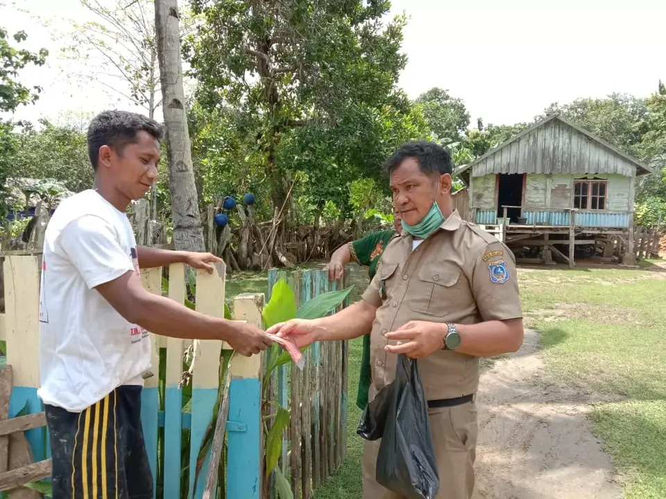 Cegah Covid-19, Pemdes Kumbikuno Bagikan Masker Kepada Warga
