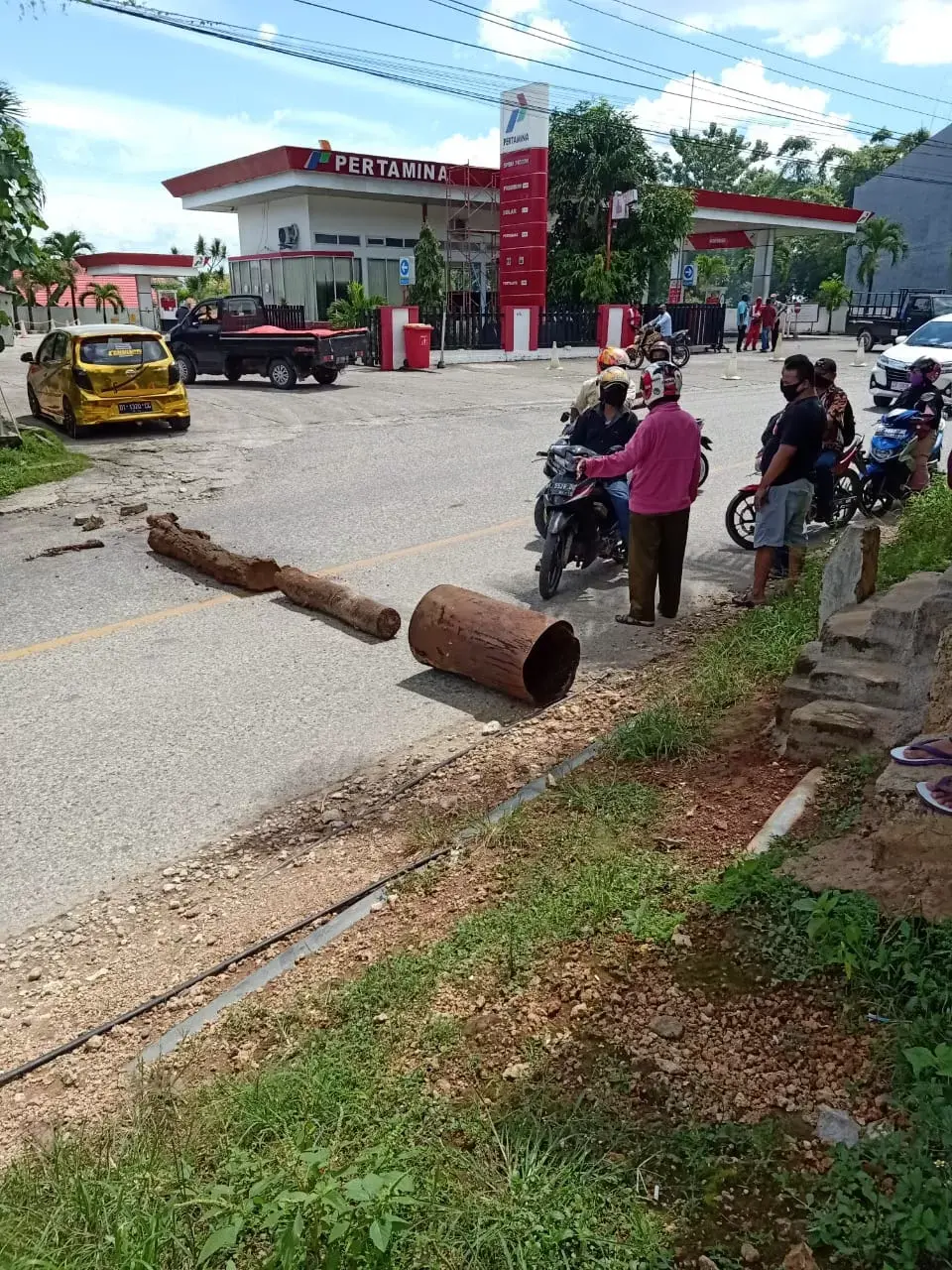 Merasa Terkucilkan, Warga Kilo 4 Baubau Blokir Jalan