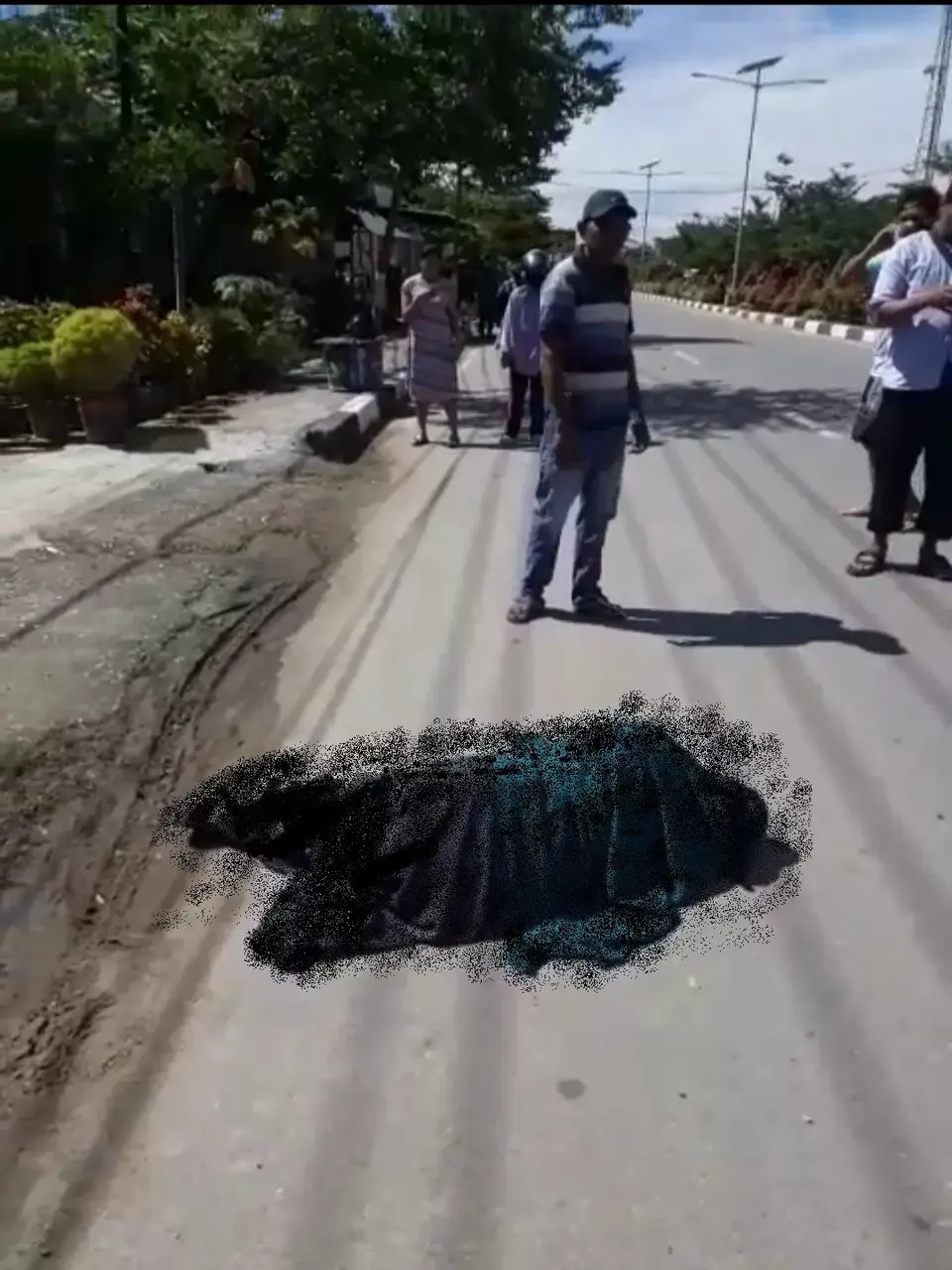 Terbaring di Badan Jalan Poros, Seorang Ibu Bikin Panik Warga Kolaka